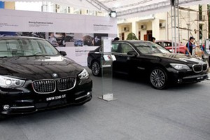 Tranh mua ôtô 5 tỷ, tây choáng dân Việt chơi sang